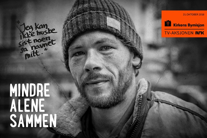 Plakat med nærbilde i svarthvitt av en mann med skjegg og lue, plakaten har teksten "Jeg kan ikke huske sist noen sa navnet mitt" og "Mindre alene sammen", i tillegg til en logo med Kirkens Bymisjon, TV-aksjonen NRK og 21. oktober 2018.
