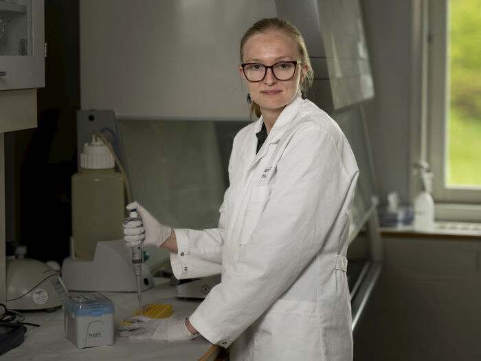 Guest researcher Britta Rued in Dr Fernanda Petersen's lab