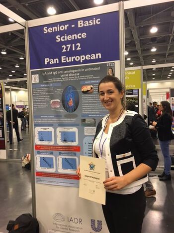 Ph.d.-kandidat Sanja Petronijevic viser fram sin poster og diplom for deltakelse i IADR Unilever Hatton Competition Award session.