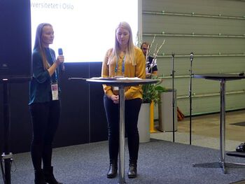 Sara-Emilie Løvik og Karen Stevning presenterer si masteroppgåve «Tannpasta for hvitere tenner. Kan disse påvirke emaljens mottakelighet for syreskader?».
