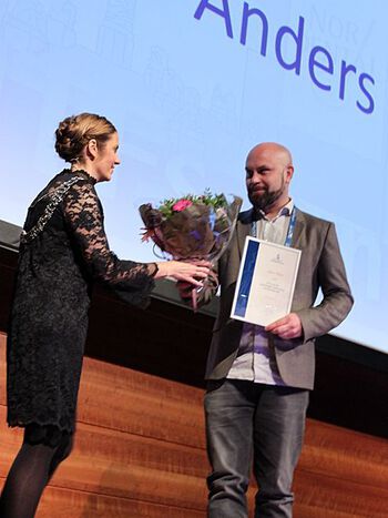 Anders Verket vart tildelt NTF si pris for undervisning og forsking av President i NTF, Camilla Steinum.