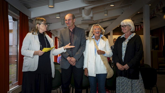Tiril Willumsen holdt tale for fakultetet og takket samtidig av Gunnar Svendsen, Nina Rygh og Sonni Mette Wåler, som går over i pensjonistenes rekker.